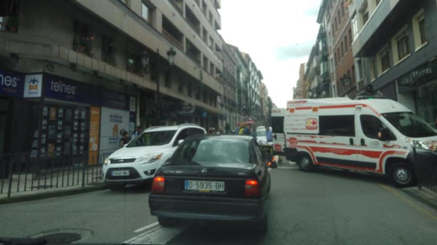 Herido el técnico de una ambulancia que atendía una emergencia en Oviedo