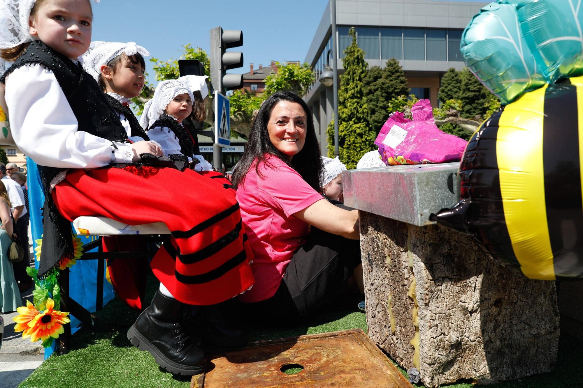 EN IMÁGENES: Así se ha vivido el desfile de carrozas y xarrés de las fiestas de San Isidro en Piedras Blancas