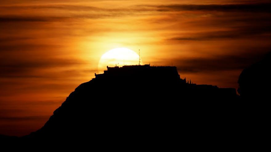 Espectacular puesta de sol en el castillo de Santa Bárbara