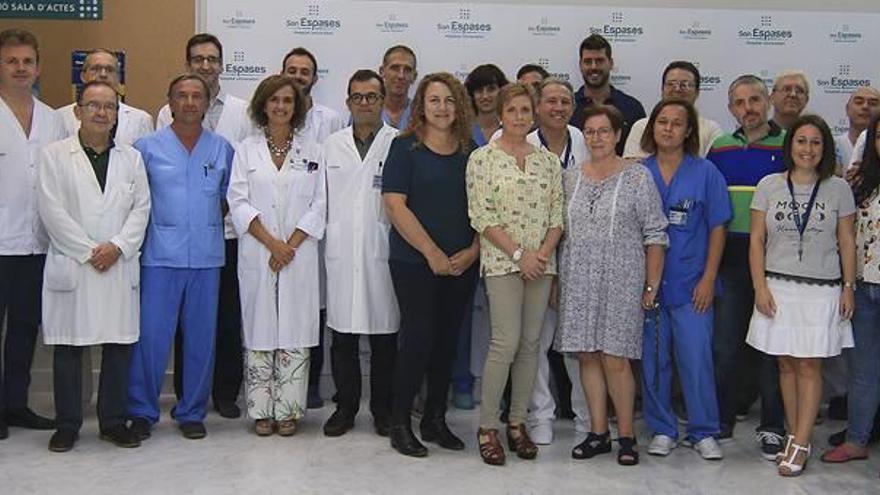 Foto de familia de todo el equipo de profesionales sanitarios que participó en el reimplante del brazo en una intervención que se prolongó durante más de doce horas.