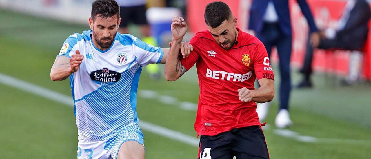 Dani Rodríguez conduce el balón durante el partido ante el Lugo disputado en Son Moix.