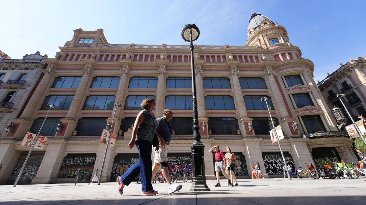 El edificio del antiguo El Corte Inglés de Portal de l’Àngel cumple un año cerrado pendiente de la licencia de obras
