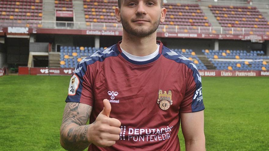 Juan Carlos Fernández Marín “Pitu” vistió por primera vez la camiseta granate. | // RAFA VÁZQUEZ