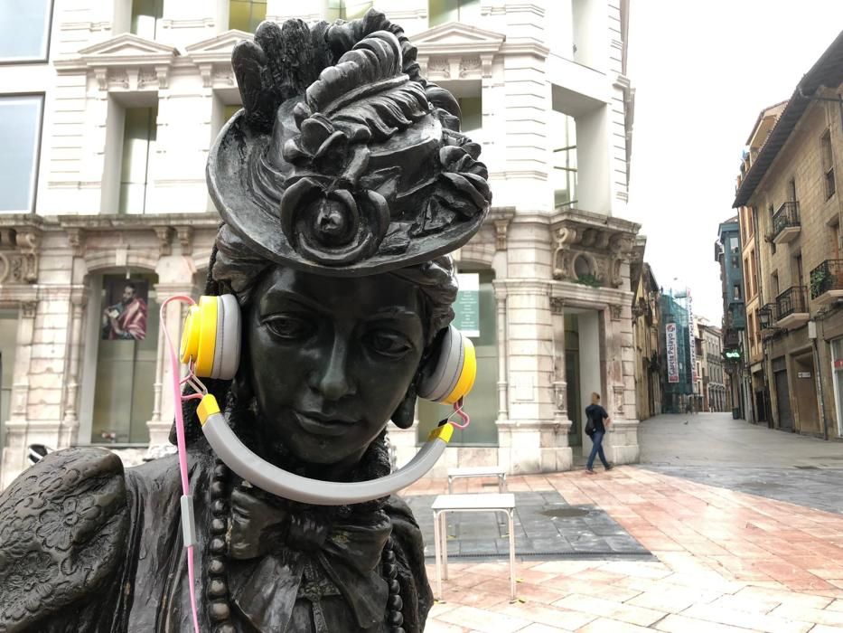 Las estatuas de Oviedo amanecen con auriculares