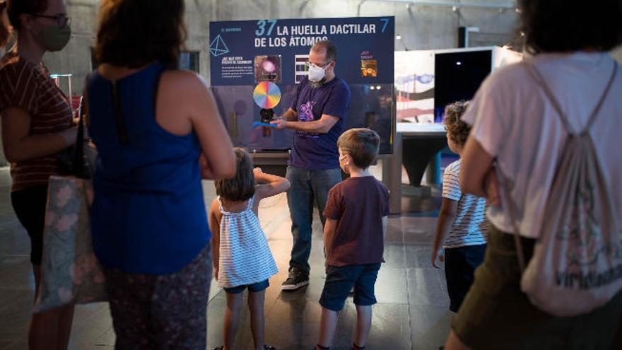 Una de la visitas guiadas que comenzaron ayer en el Museo de la Ciencia y el Cosmos