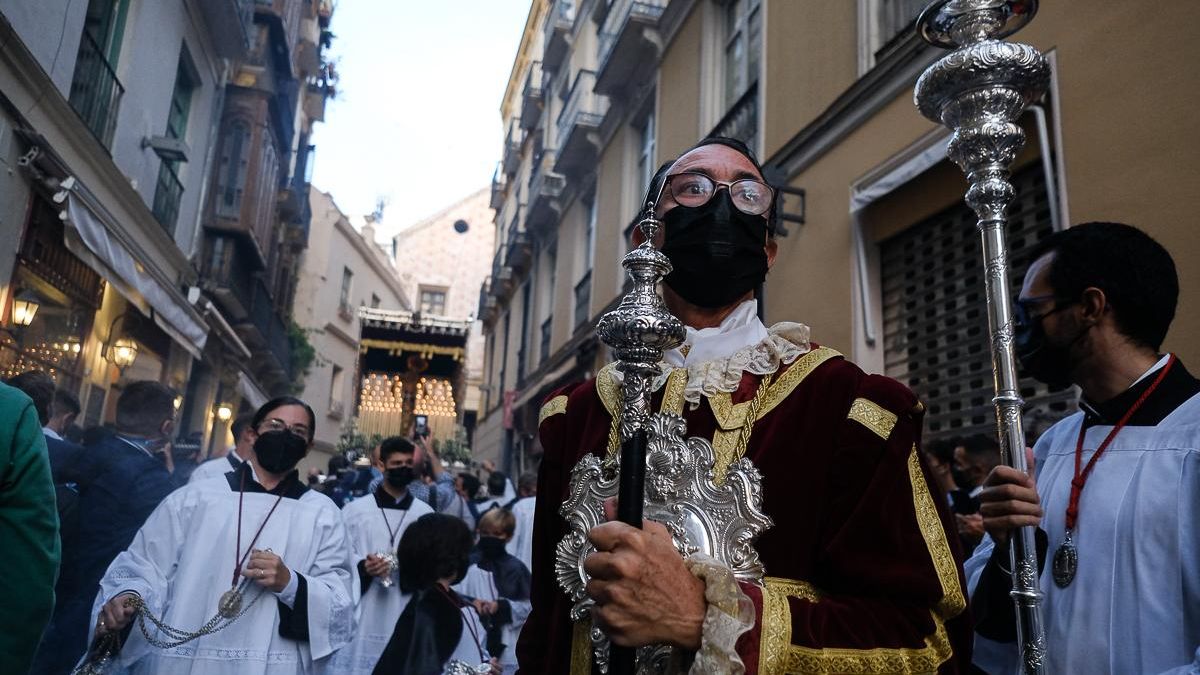 Acólitos de los Dolores de San Juan con mascarilla en la procesión Magna del Centenario de la Agrupación