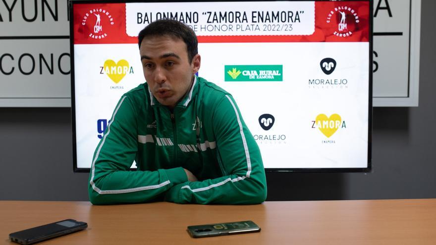 Andrés Pérez, jugador del Balonmano Zamora: &quot;Nos está costando ganar fuera&quot;