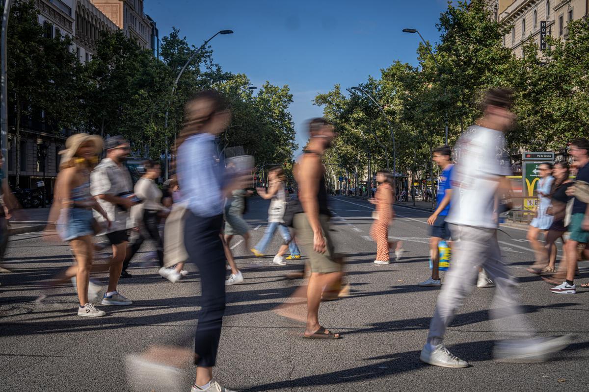 Peatones en Barcelona. Imagen de archivo.