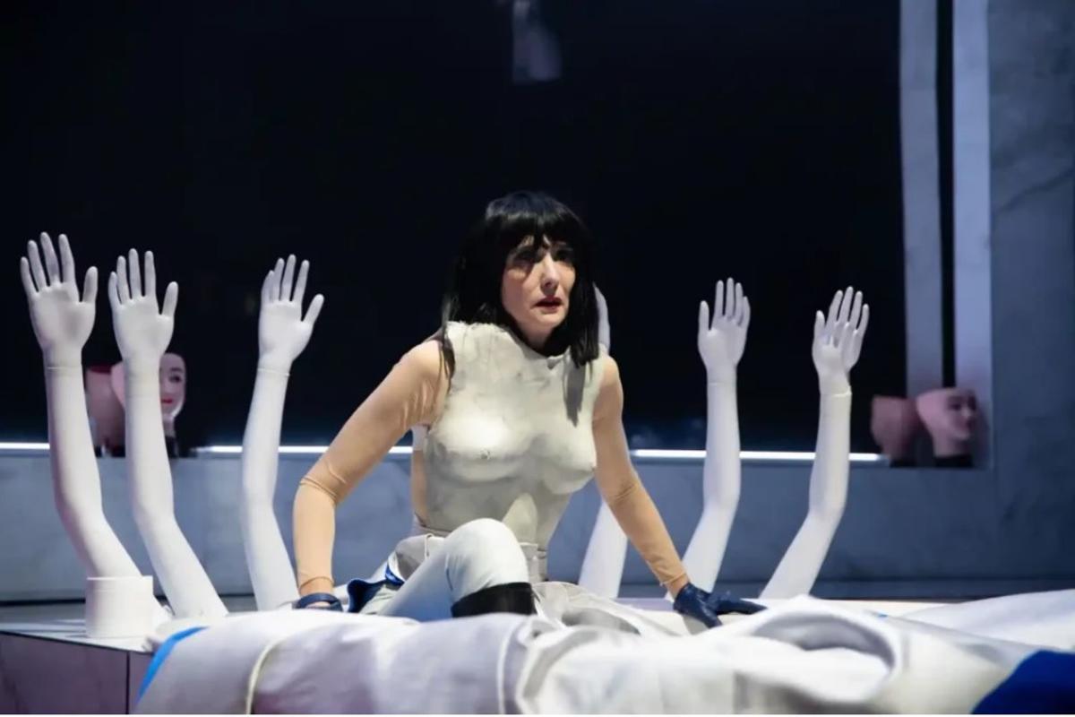 Ana Torrent durante una de las escenas de 'Las amargar lágrimas de Petra von Kant'