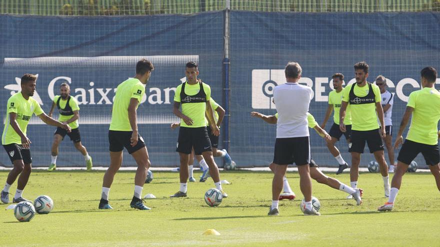 El plantel blanquiazul, durante un entrenamiento en el Ciudad de Málaga.