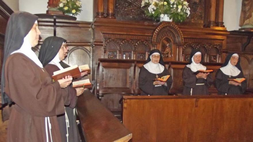 Las Clarisas de Villaviciosa, durante un oficio.