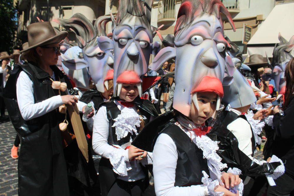 La rua escolar de la Santa Creu torna a enlluernar