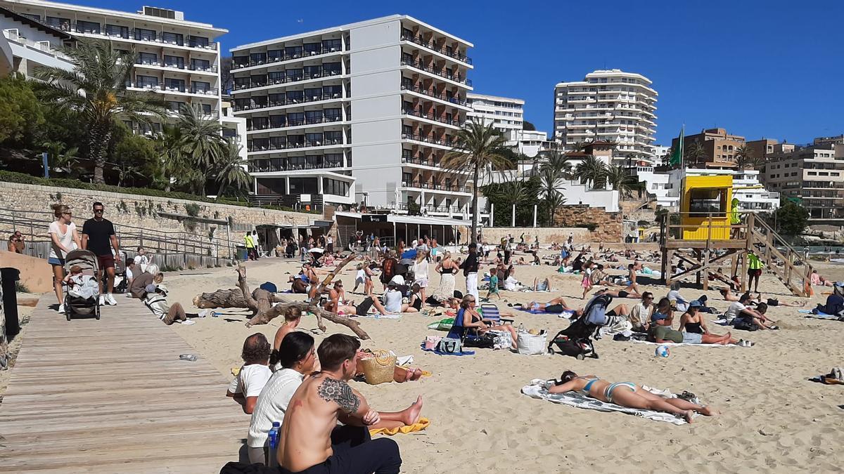 FOTOS | El buen tiempo llena Cala Major de bañistas y deja los primeros chapuzones del año en Palma