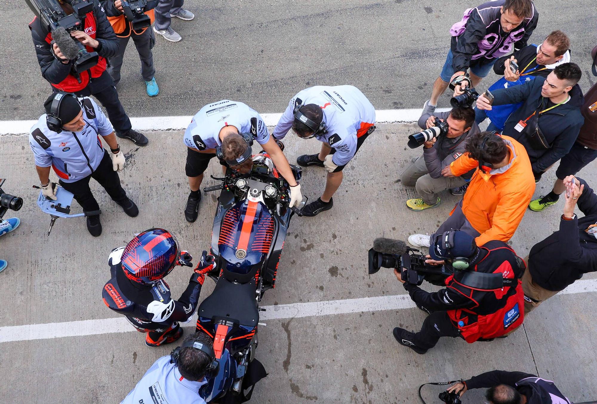Primeras imágenes de Marc Márquez entrenando con la Ducati en Cheste
