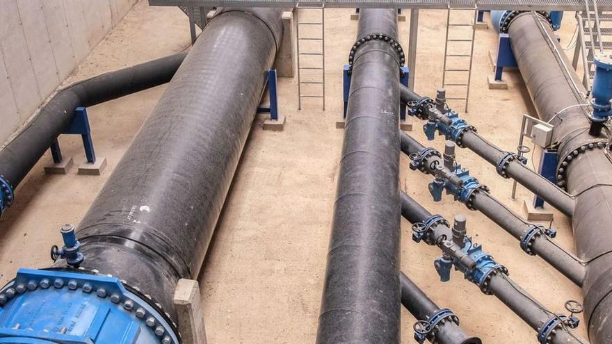 Dos técnicos revistan la infraestructura para recibir el agua del Júcar.