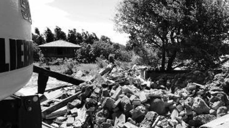 Edificaciones derruidas en el barrio del Alto de Aboño.