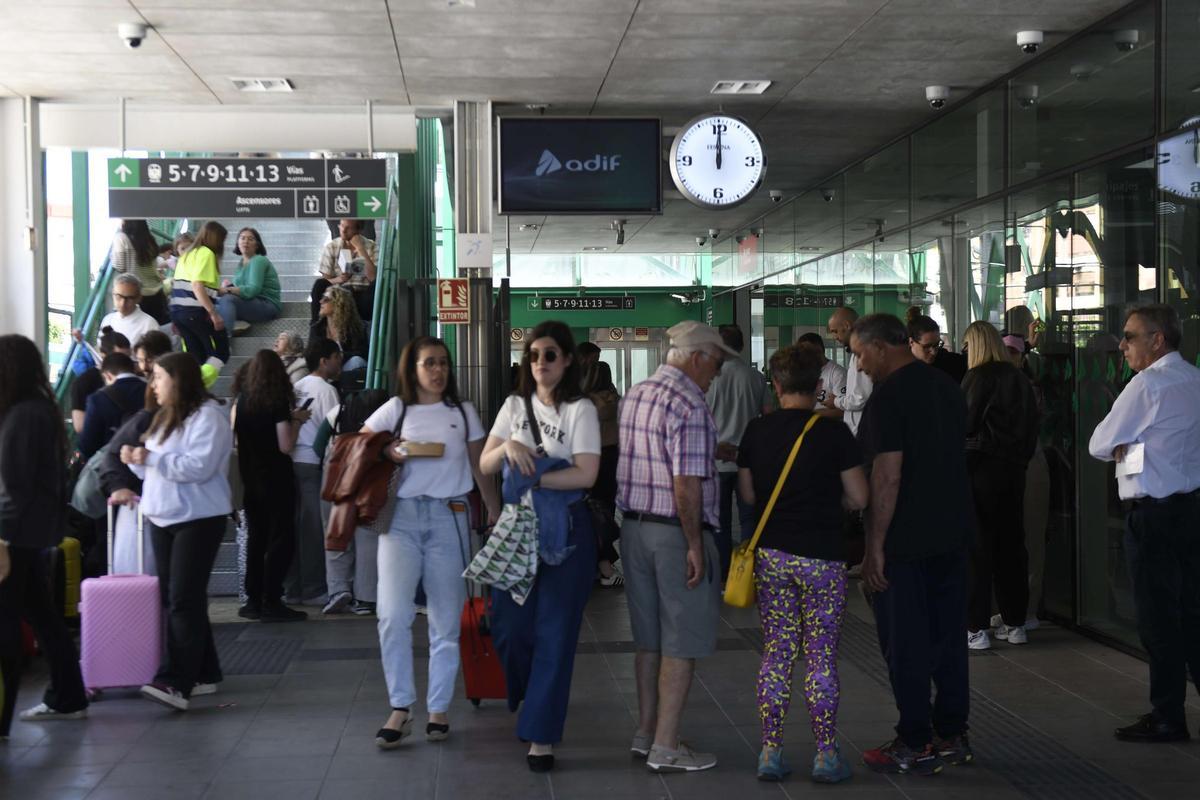Usuarios esperando a un AVE a las puertas de la terminal provisional de la estación del Carmen de Murcia.