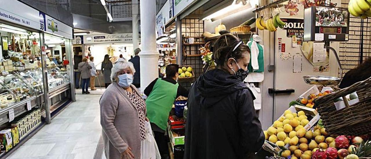 Clientes, ayer, en el Mercado del Sur de Gijón.