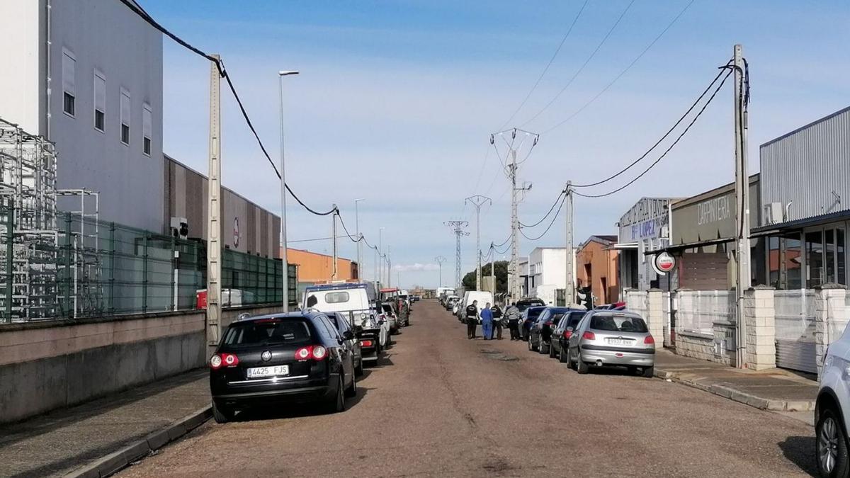 Empresas asentadas en una de las calles del polígono industrial norte de Toro. | M. J. C.