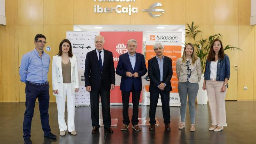 Representantes de Fundación Ibercaja, Fundación CAI y Cáritas Aragón-La Rioja, tras la firma del acuerdo. | SERVICIO ESPECIAL