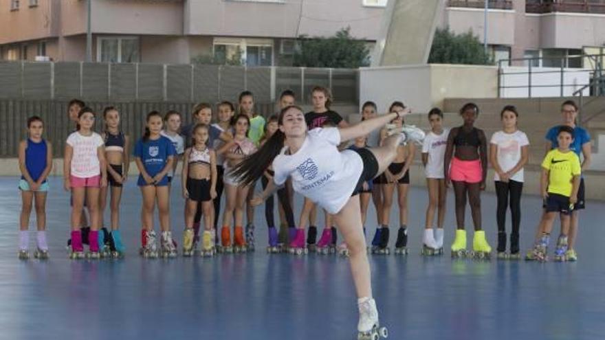 La patinadora Carolina Marchante enseña una pirueta a los alumnos en Montemar de Padre Esplá.