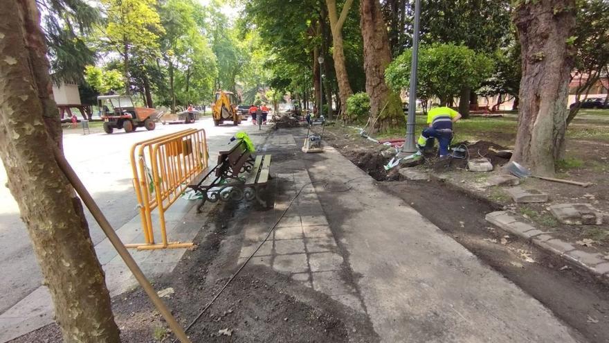Operarios en el parque Dorado de Sama. | M. Á. G.