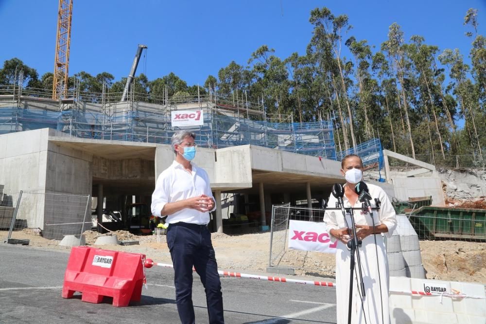 Visita de José Cacabelos y Carmela Silva a las obras del auditorio.