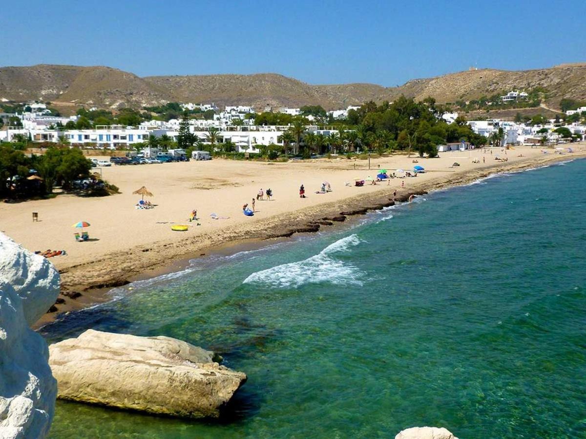 Playa del pueblo de Aguamarga.