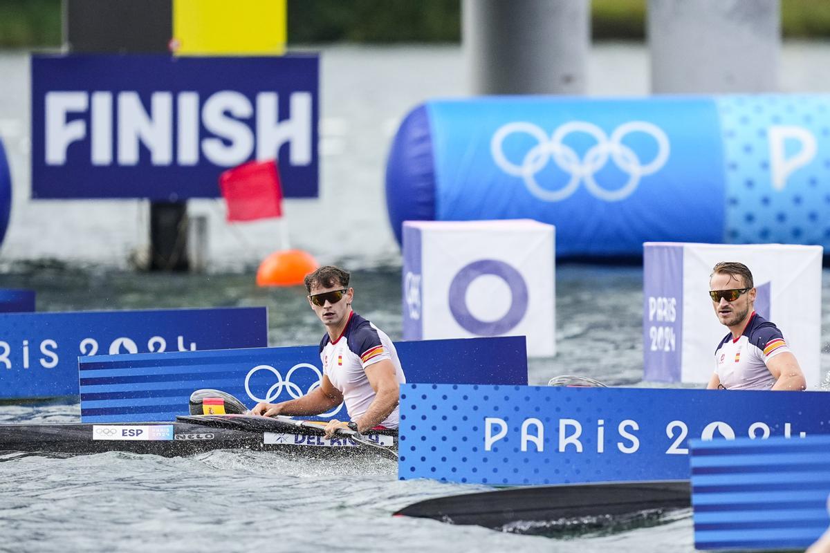 El español Adrián del Rio durante el K2 500 de los Juegos Olímpicos de París