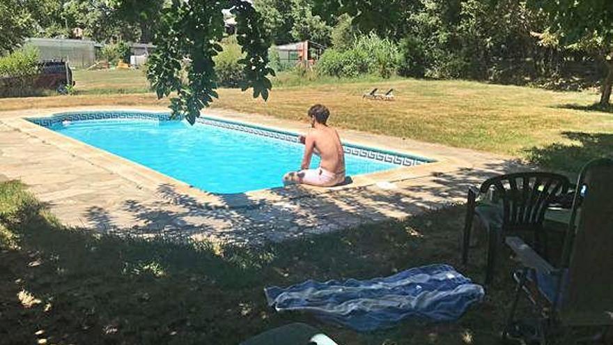 Un joven se baña en una de las piscinas privadas de la provincia .