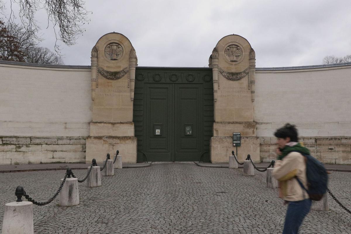 Un parque de París cerrado a consecuencia de los fuertes vientos provocados por la tormenta Goretti, este viernes.
