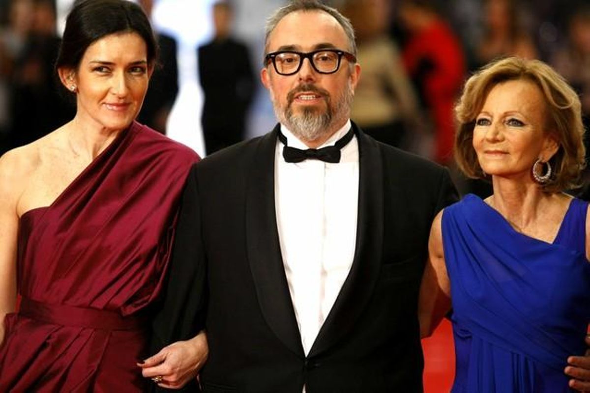 Álex de la Iglesia, flanquejat per les ministres Ángeles Gonzalez-Sinde i Elena Salgado. Álex de la Iglesia, flanquejat per les ministres Ángeles Gonzalez-Sinde i Elena Salgado.