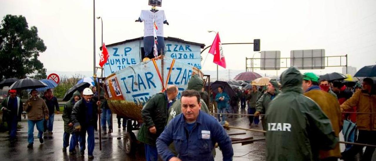 Arcadio Fente, en el centro, durante una de las movilizaciones de 2004 contra la privatización de Izar Gijón, en la avenida Príncipe de Asturias, para prender una barricada.