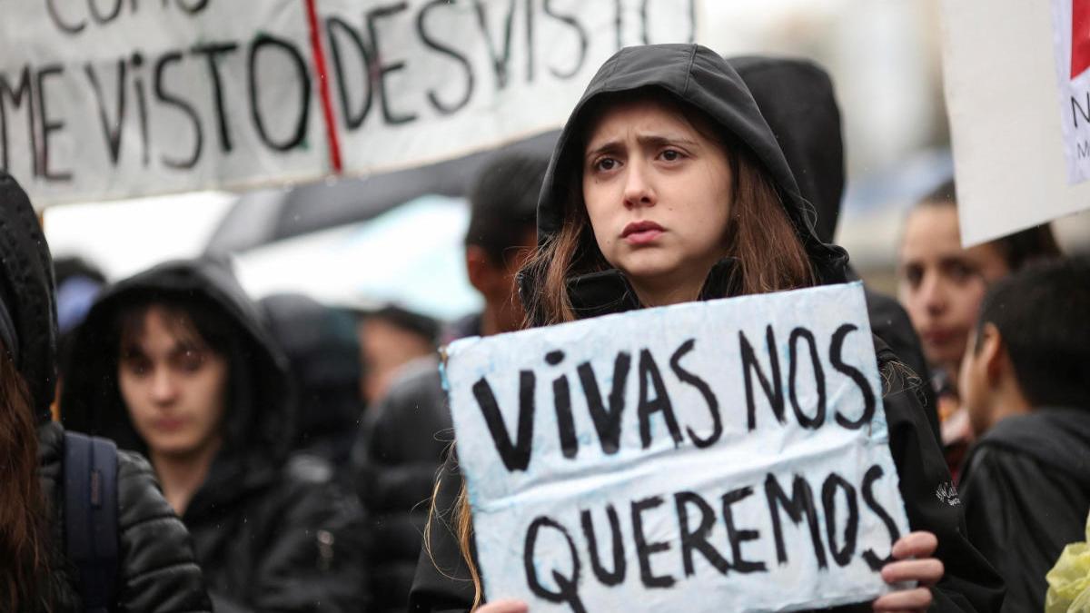 Agrede con un cuchillo y una botella a su pareja