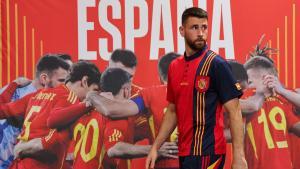El portero Unai Simón, ante un cartel de la selección española para la Eurocopa.