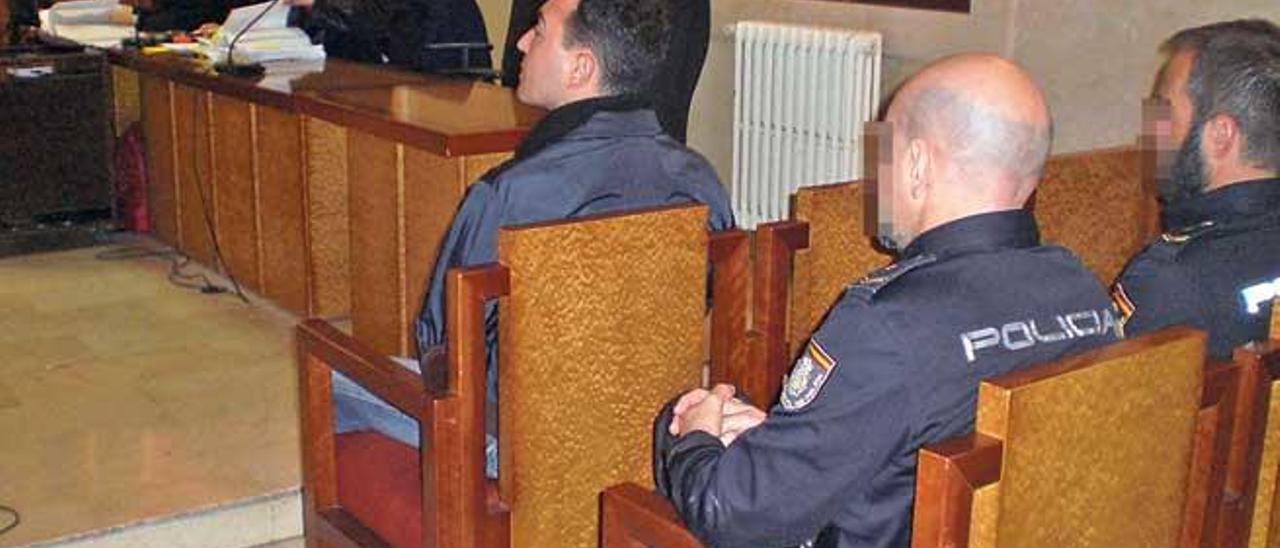 El encausado, que está encarcelado, ayer durante el juicio en la Audiencia de Palma.