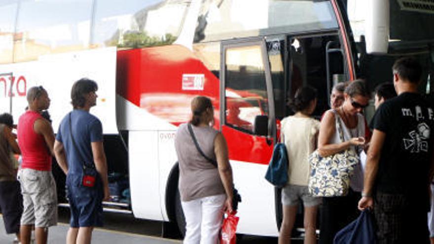 Pasajeros en la estación de autobuses de Valencia.