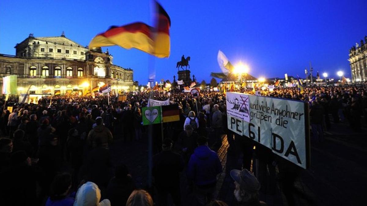 Manifestación convocada por el movimiento islamófobo Pegida contra inmigrantes y refugiados, este lunes en Dresden.