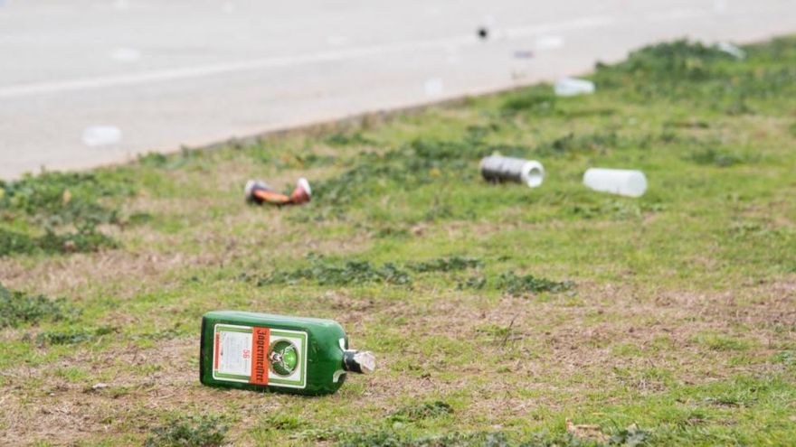 Restes d&#039;un &#039;botellón&#039; al terra.