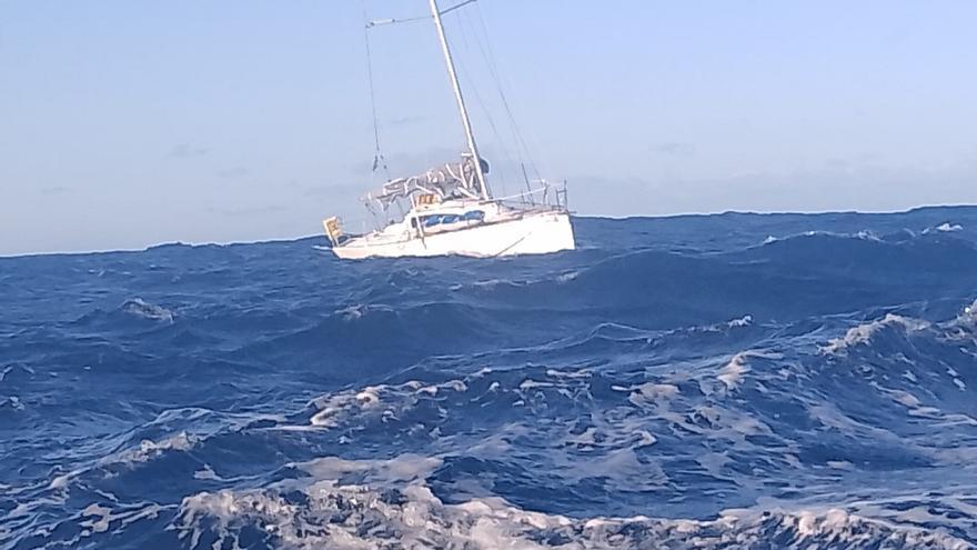 Buscan en Fisterra al tripulante de un velero que cayó al mar durante un regata