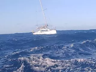 Buscan en Fisterra al tripulante de un velero que cayó al mar durante un regata