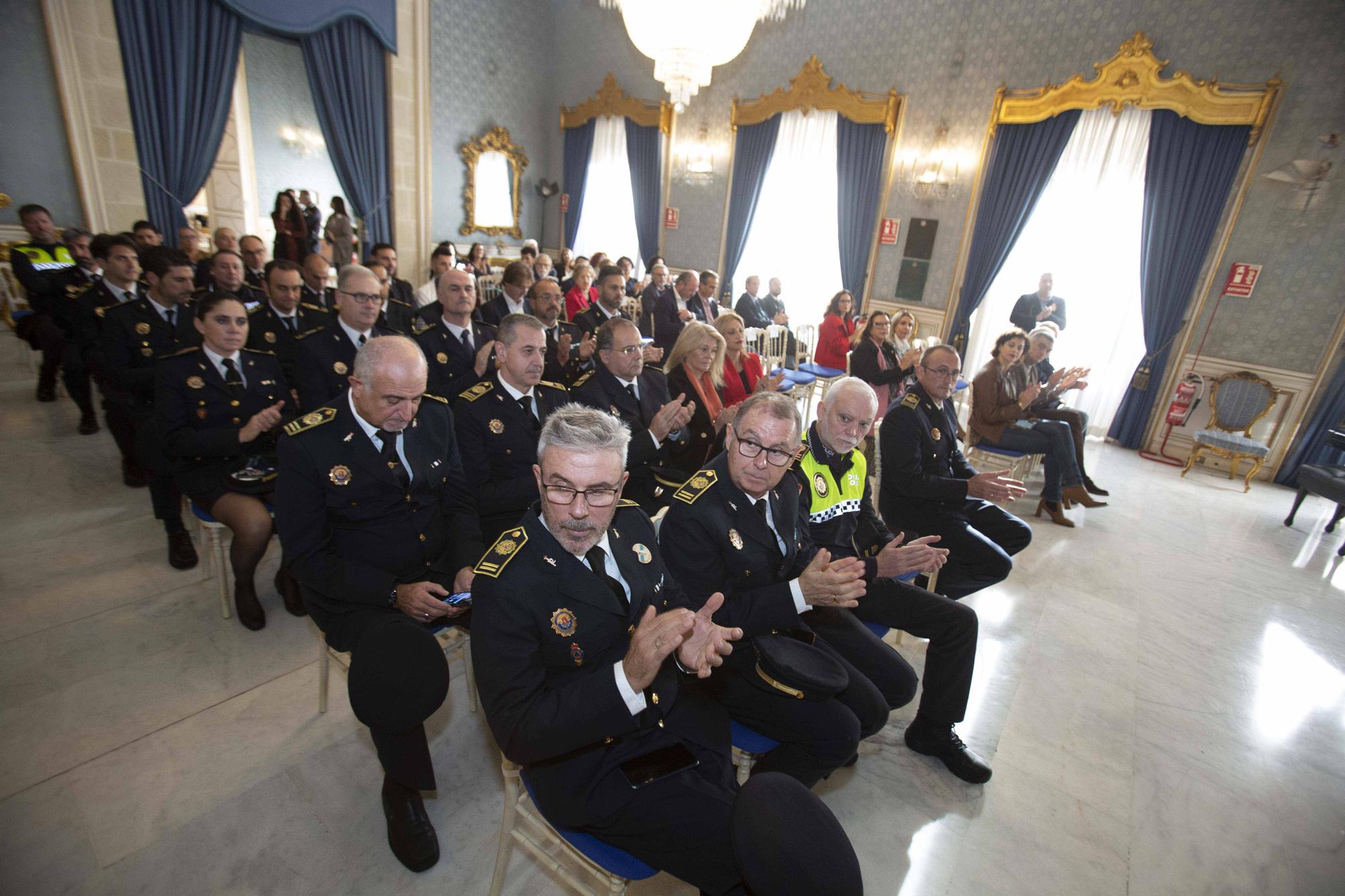 Balmis, la Policía Local, el IES Jorge Juan y la ciudadanía reciben la Medalla de Alicante