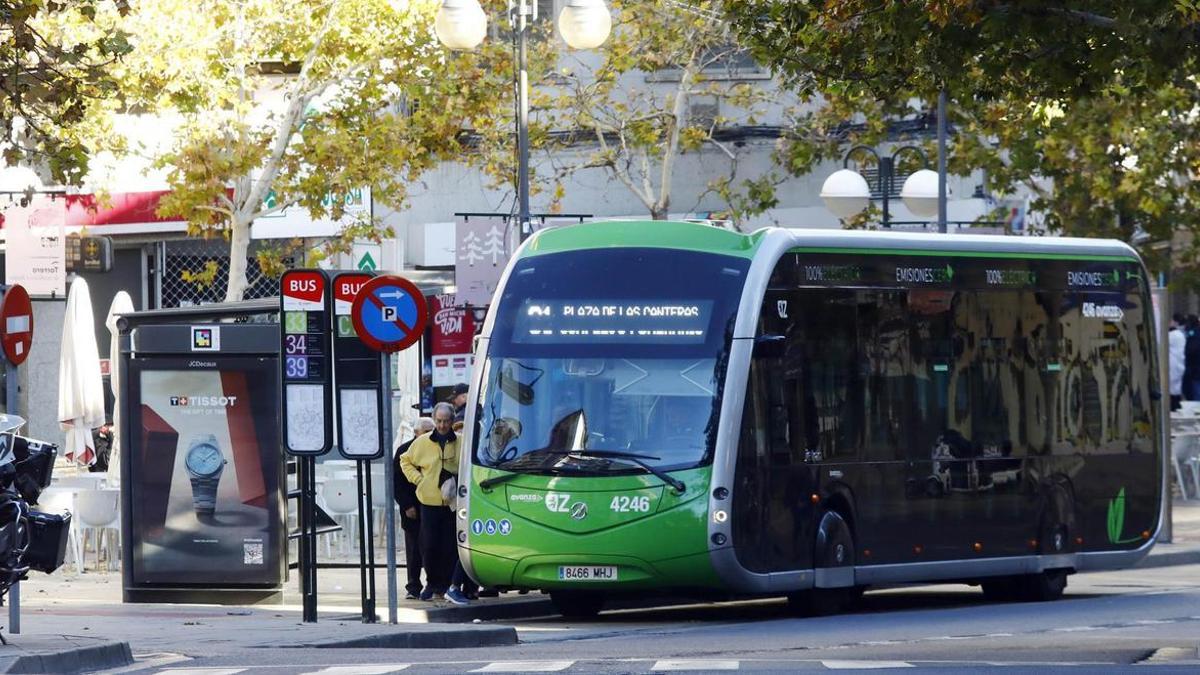 Un autobús urbano en un barrio de Zaragoza en una imagen de archivo.