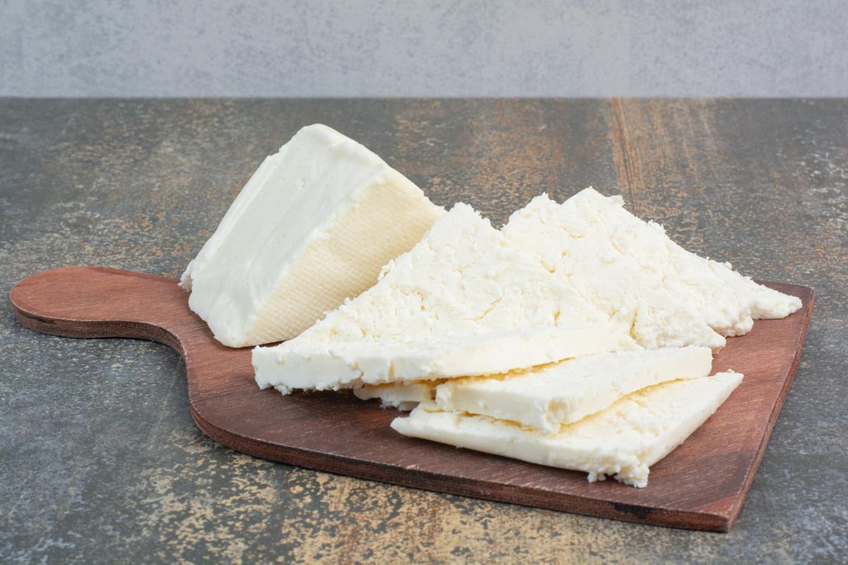 El queso fresco tiene muy pocas calorías y es una fuente de proteínas de alta calidad