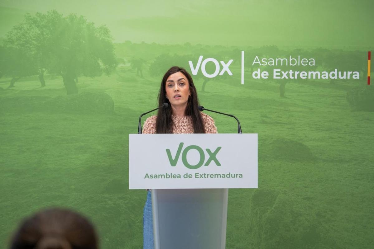 La portavoz de Vox en la Asamblea de Extremadura, Inés Checa, en rueda de prensa