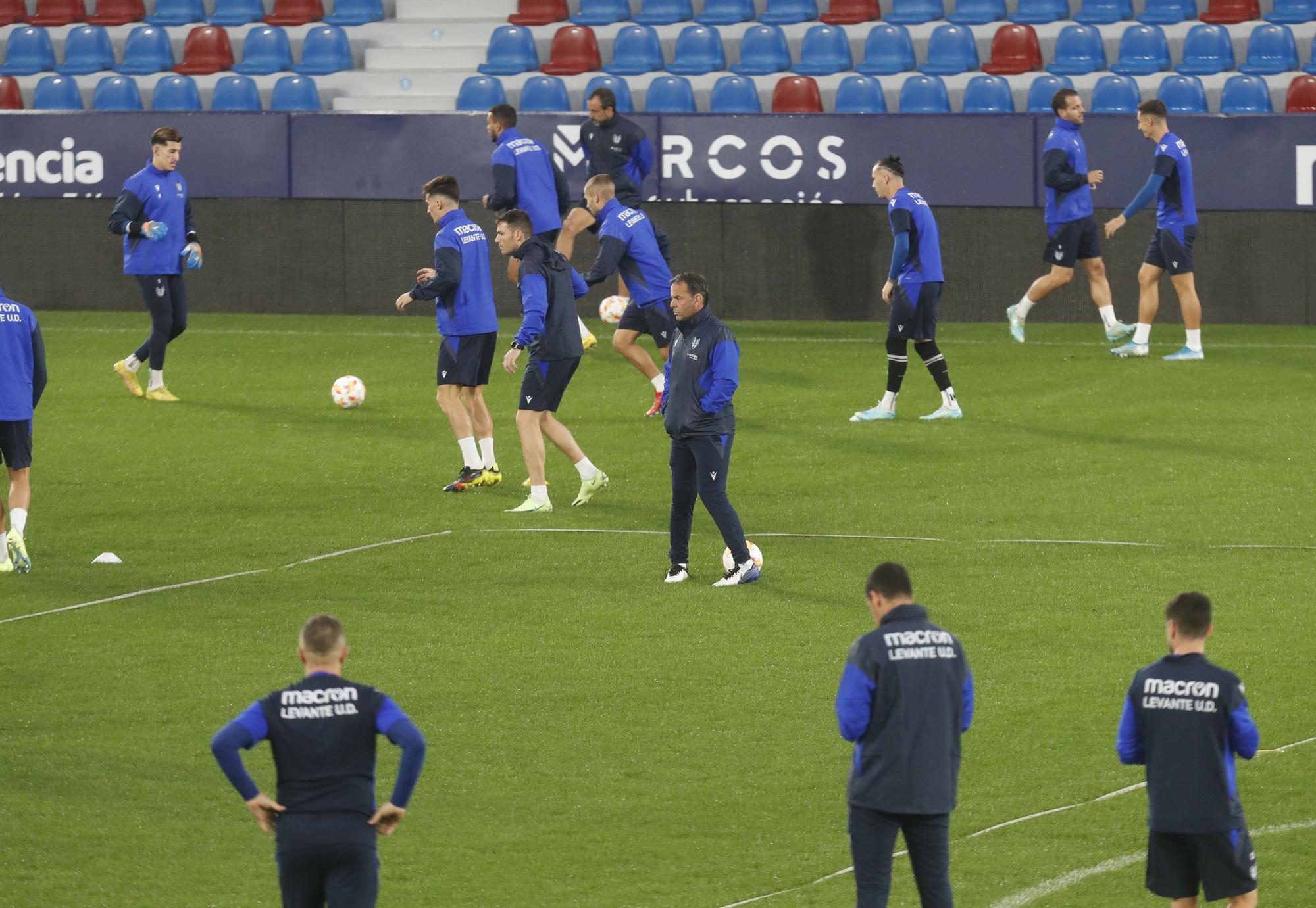 El Levante UD entrena en el Ciutat antes de viajar a Olot