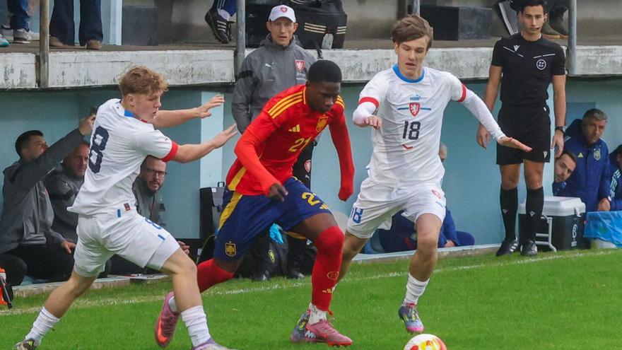 Amadou Konteh, tratando de zafarse de la oposición de dos jugadores checos. |  Iñaki Abella