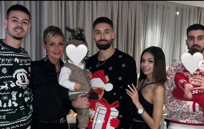 Yannick Carrasco, con su familia en Navidad