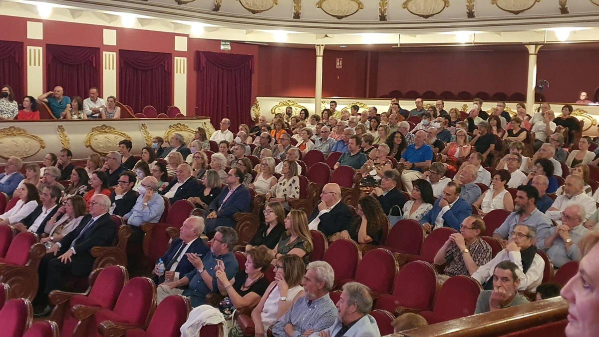 Los asistentes al acto público celebrado en el Teatro Chapí de Villena.