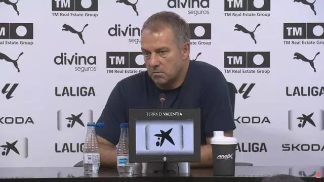 Hansi Flick sobre Rodri: "Es un jugador increíbla tanto en el campo como en el vestuario"